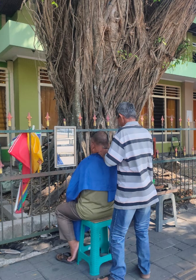 Tukang Cukur Legendaris di Pojok Alun-alun Utara Yogyakarta